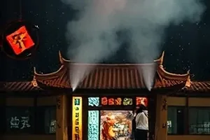 风起云涌时封面：写字楼高层会议室落地窗前的谈判剪影