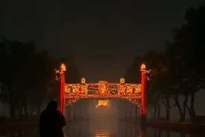 灯下故人封面：深夜书桌前的一盏旧台灯与摊开的笔记本