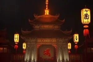春分以后封面：校园操场边盛开的玉兰与远处的教学楼
